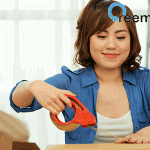 mulher utilizando aplicador para fita adesiva personalizada